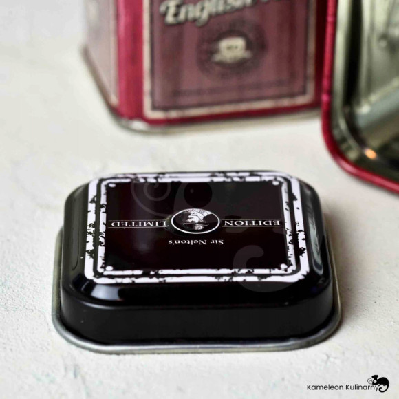 PUSZKA METALOWA na herbatę ENGLISH TEA bordowa 25g PUSZKA METALOWA na herbatę ENGLISH TEA bordowa 25g